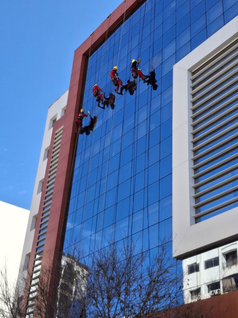 Solutions pour le Nettoyage de Vitres et de Grandes Façades