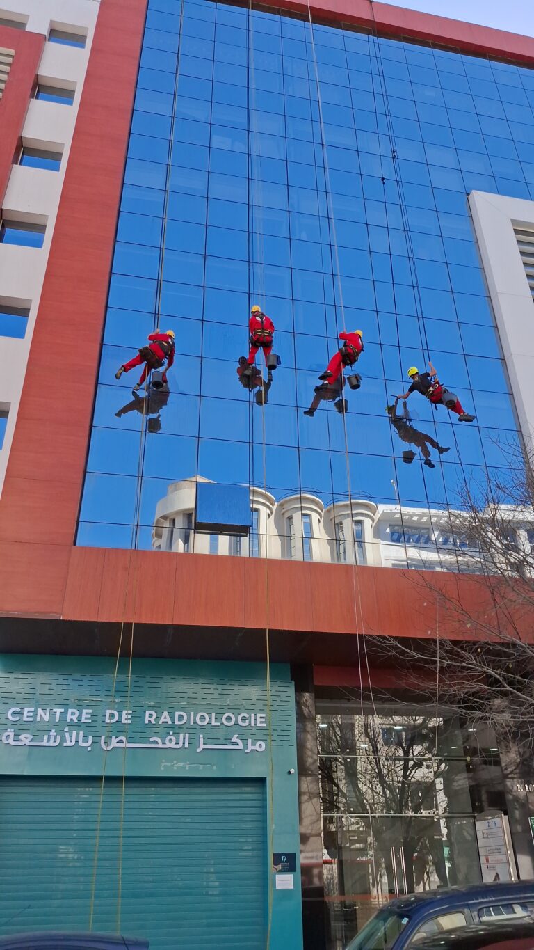Équipe de Laveurs de Vitres Expérimentés au Service du Maroc